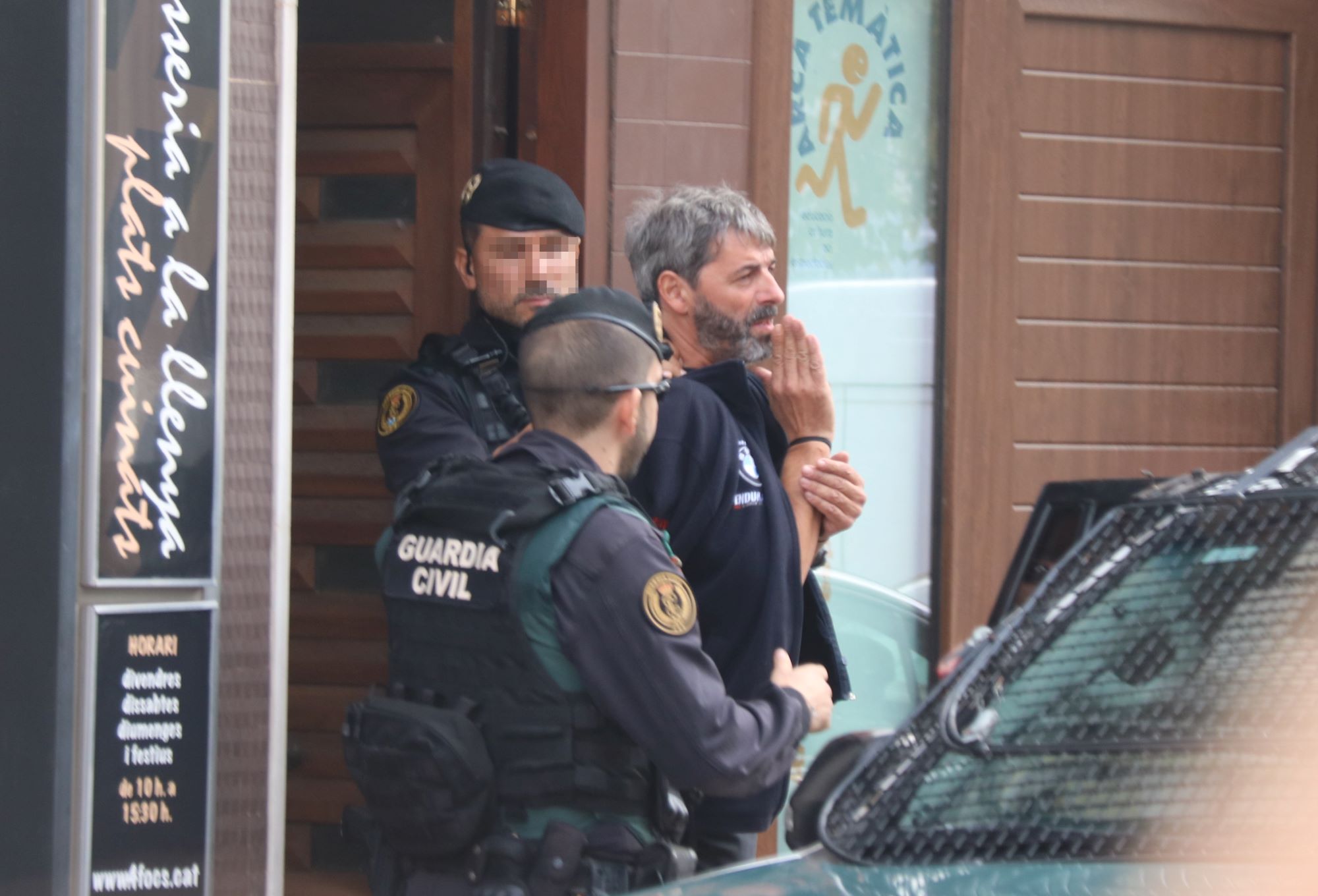 Dos agents de la Guàrdia Civil s'emporten un detingut a Sabadell en el marc de l'operació que ha acabat amb nou membres de CDR arrestats Dos agents de la Guàrdia Civil s'emporten un detingut a Sabadell en el marc de l'operació que ha acabat amb nou membres de CDR arrestats