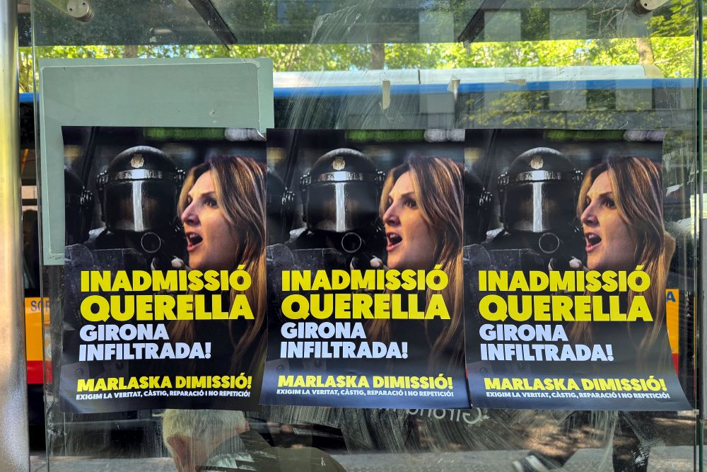 Cartells denunciant la inadmissió de la querella contra la policia infiltrada a Girona Cartells denunciant la inadmissió de la querella contra la policia infiltrada a Girona
