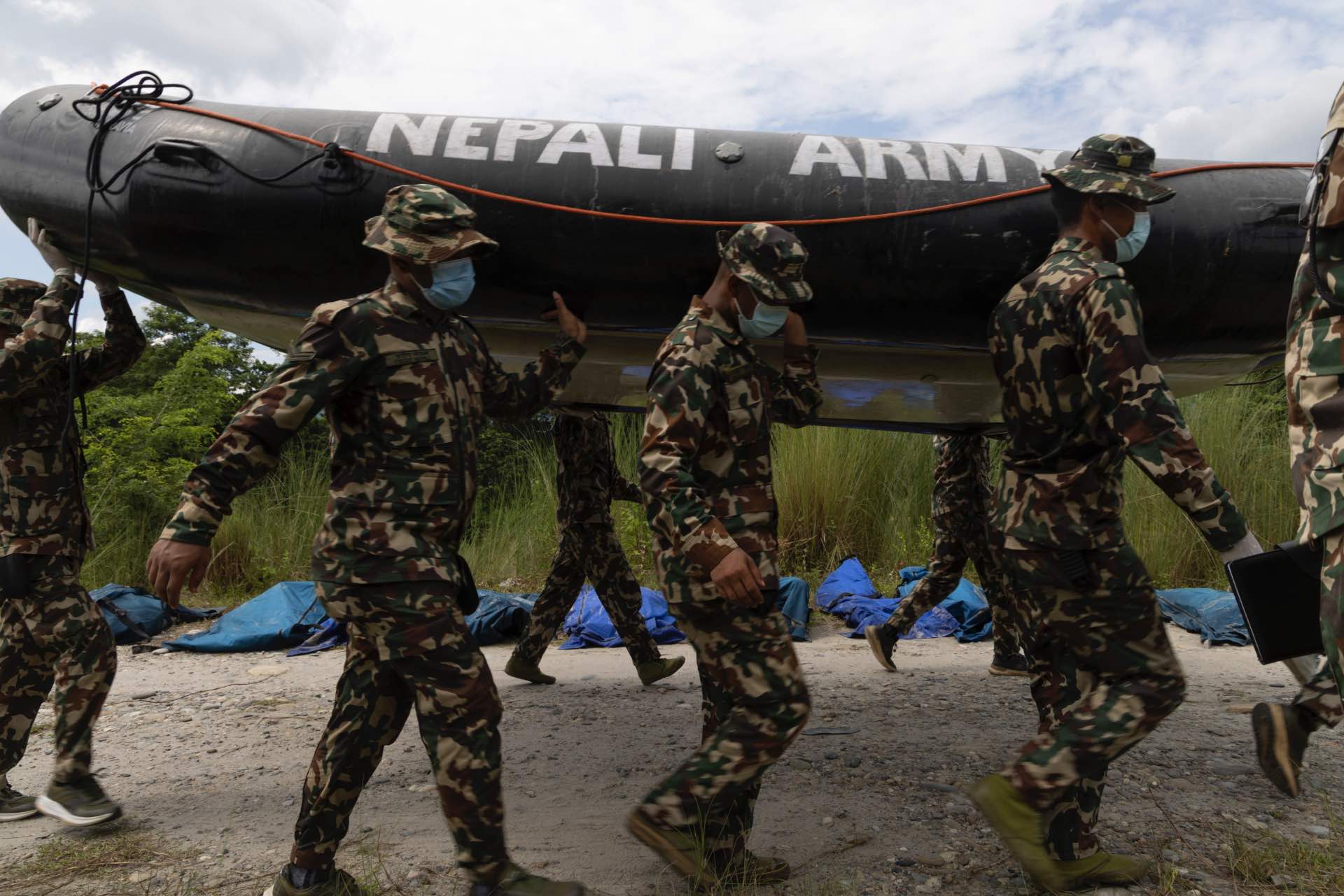 Membres de l'exèrcit nepalès duent a terme operacions de cerca i rescat al llarg del riu Narayani, en el districte de Chitwan (Nepal), el 31 d'agost de 2026