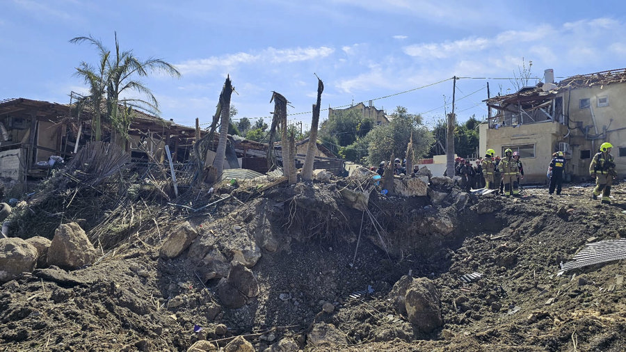 Fragments d'un míssil iranià als voltants de la localitat de Beit Shemesh (Israel) que ha causat set ferits lleus i danys materials