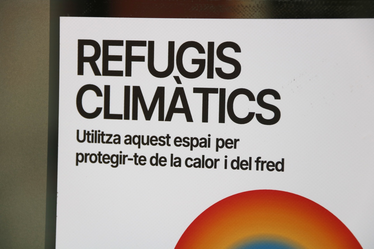 Cartell de refugi climàtic a la biblioteca Can Mariner, al barri d'Horta de Barcelona Foto: ACN