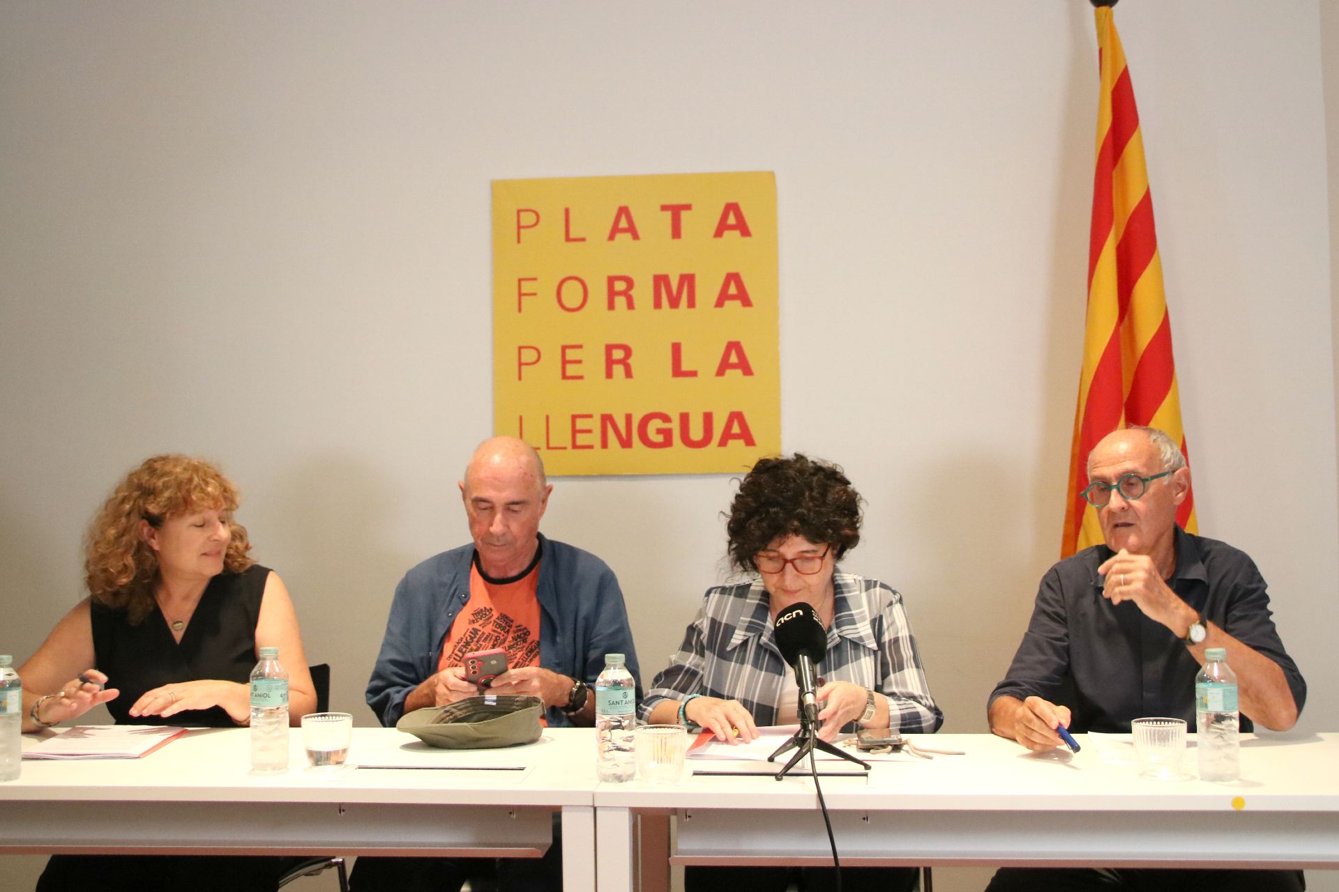 Representants de la Plataforma per Llengua i l'ANC, en roda de premsa.