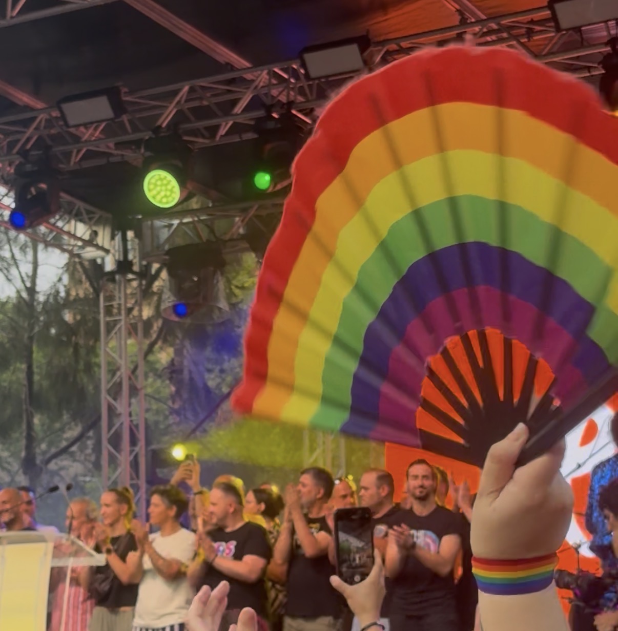 Ventall d'un assistent al pregó del Pride