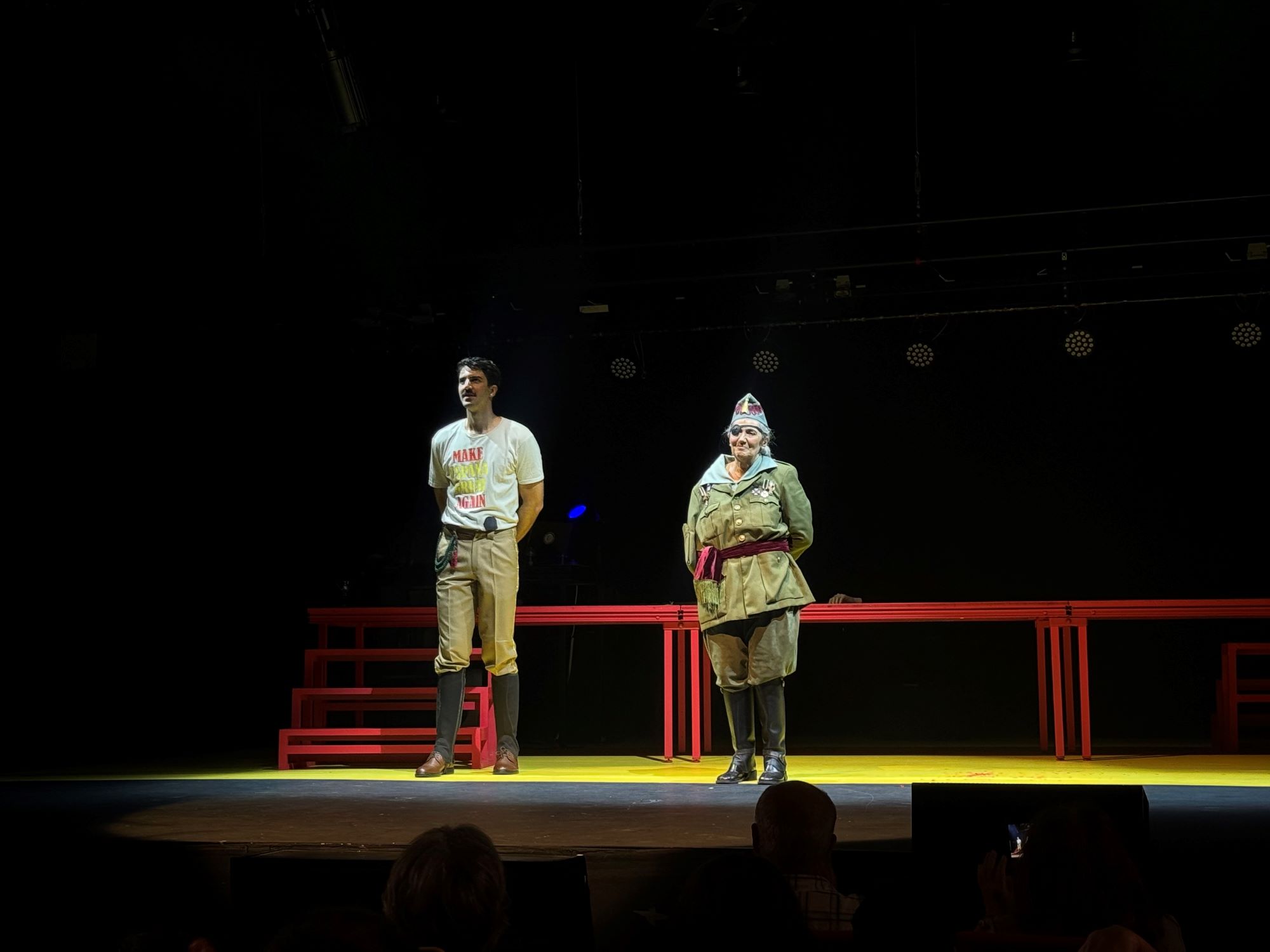 Ane Gabarain i Marc Servera en escena al final de la funció Ane Gabarain i Marc Servera en escena al final de la funció
