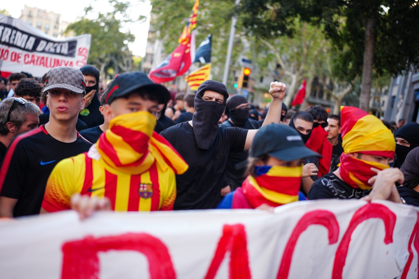 Manifestants antifeixistes contraris a una concentració del grup ultra Núcleo Nacional a Barcelona (Joan Mateu Pera))
