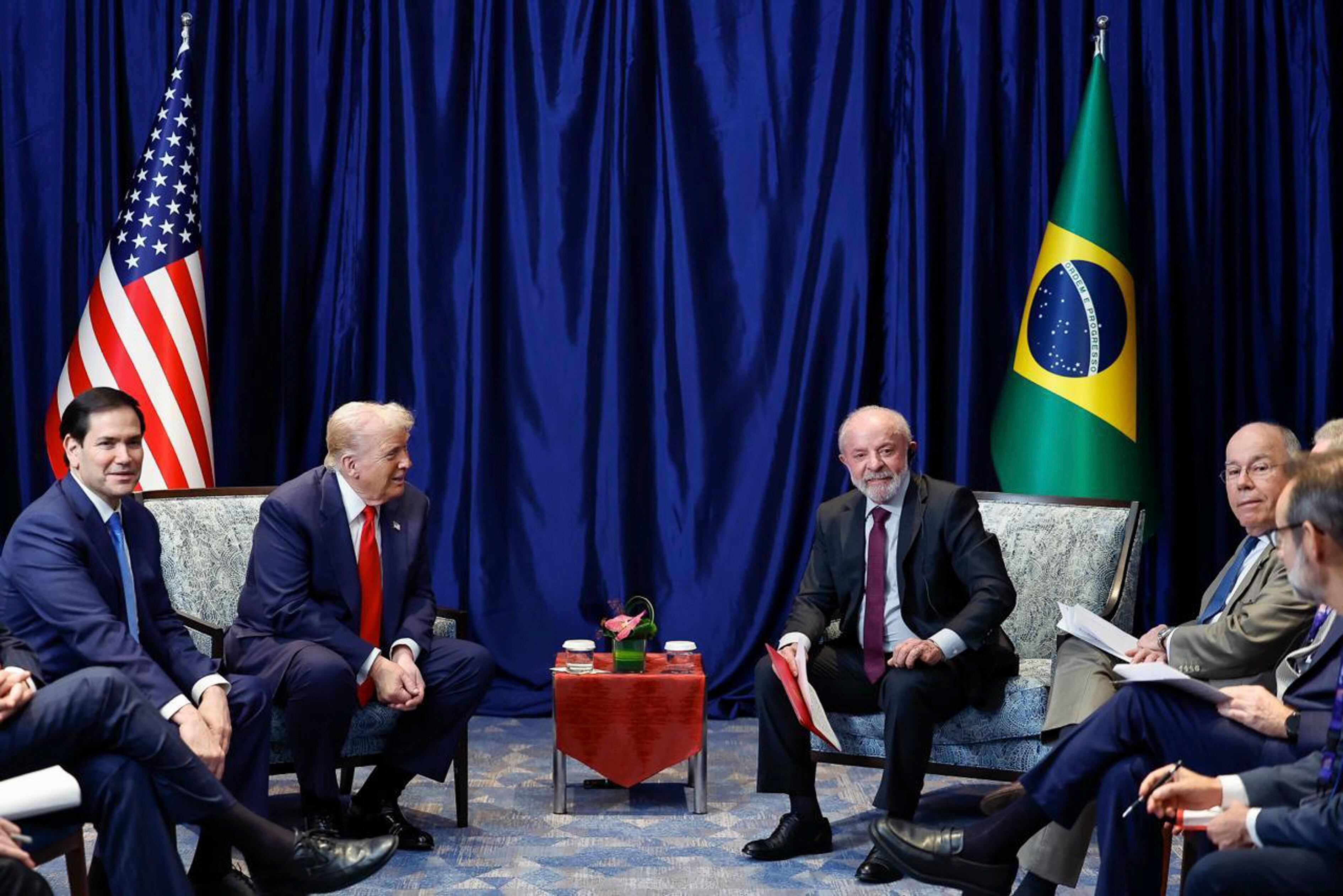El president dels Estats Units, Donald Trump, i el president del Brasil, Lula da Silva, acompanyats pels seus respectius equips, durant una reunió el passat mes d'octubre