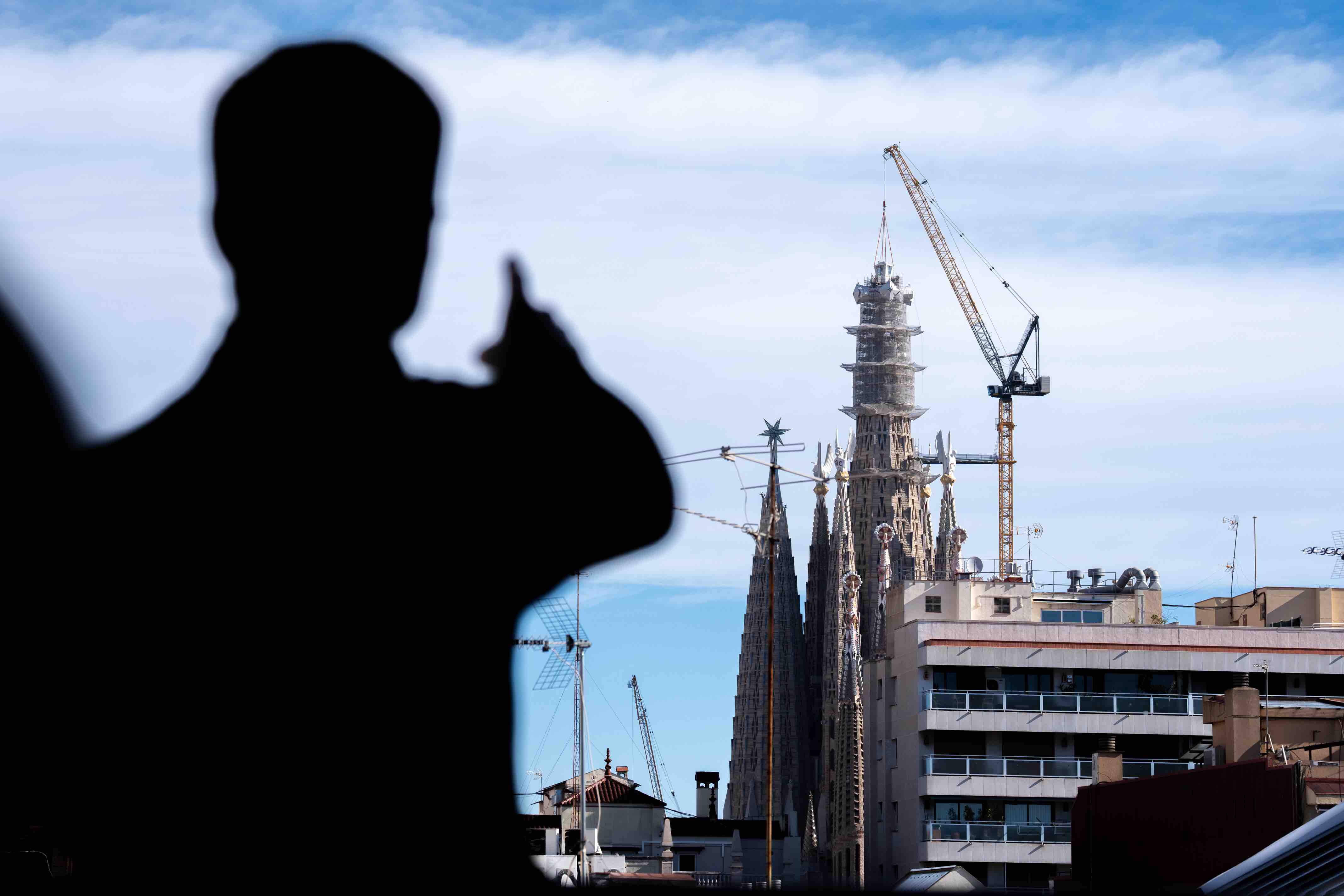Un home assenyala la torre de Jesucrist, en una fotografia d'arxiu (JM Parra / ACN)