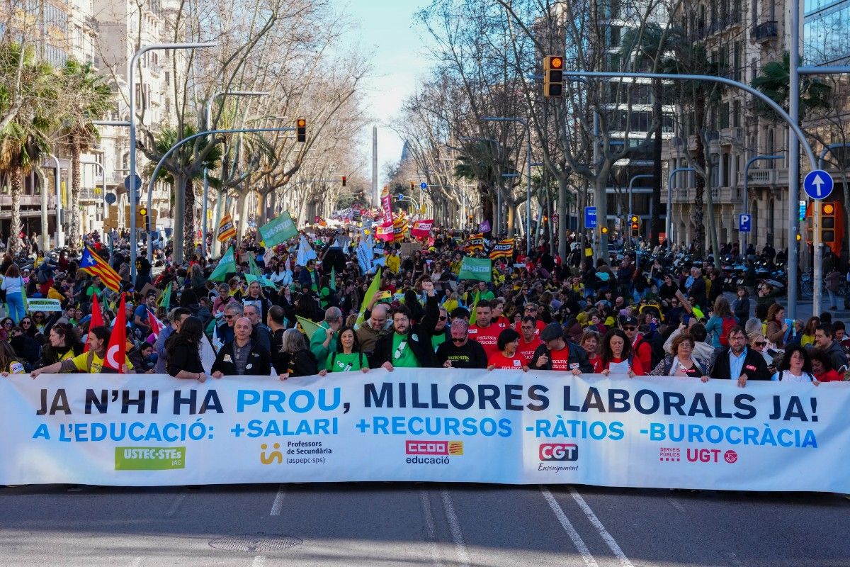 Docents, famílies i manifestants, al seu pas per l'avinguda Diagonal de Barcelona, durant la jornada de vaga d'aquest dimecres