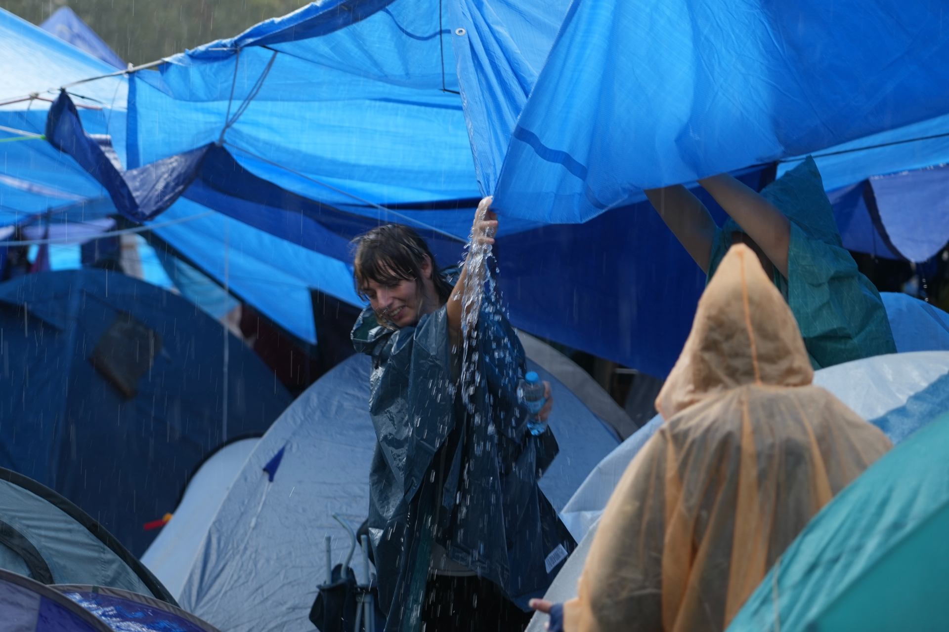 Els acampats a plaça Catalunya de Barcelona es preparen per passar el vespre i la nit d'aquest dissabte, en alerta per pluges fortes