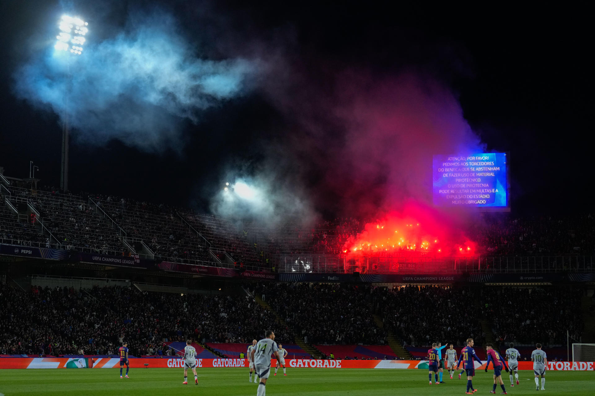 Els aficionats del Benfica durant l'encesa de bengales