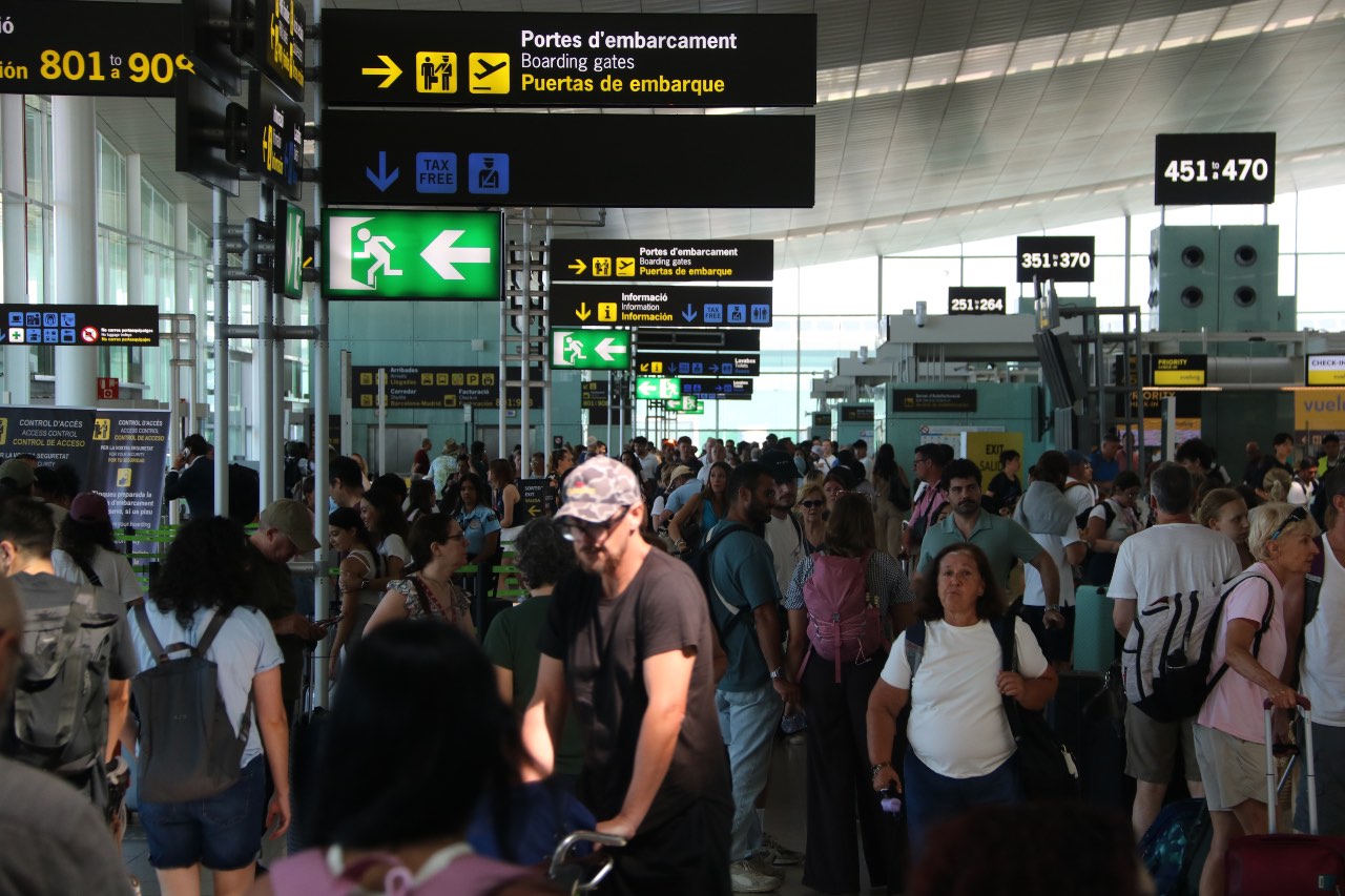 Viatgers amb maletes a les sortides de l'aeroport del Prat. (ACN)