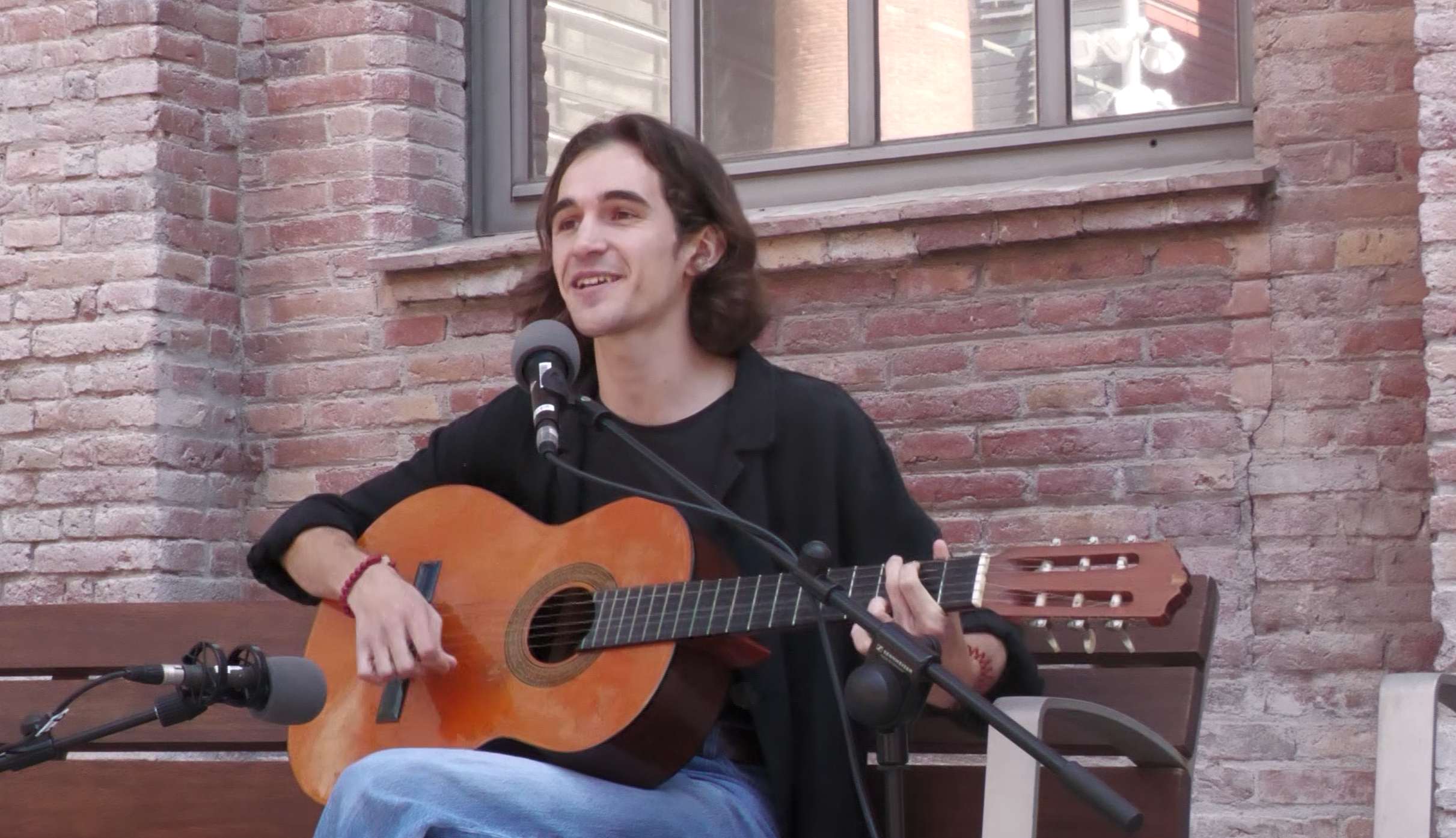 àlex amb accent tocant pel Diari de Barcelona al Campus del Poblenou, Barcelona