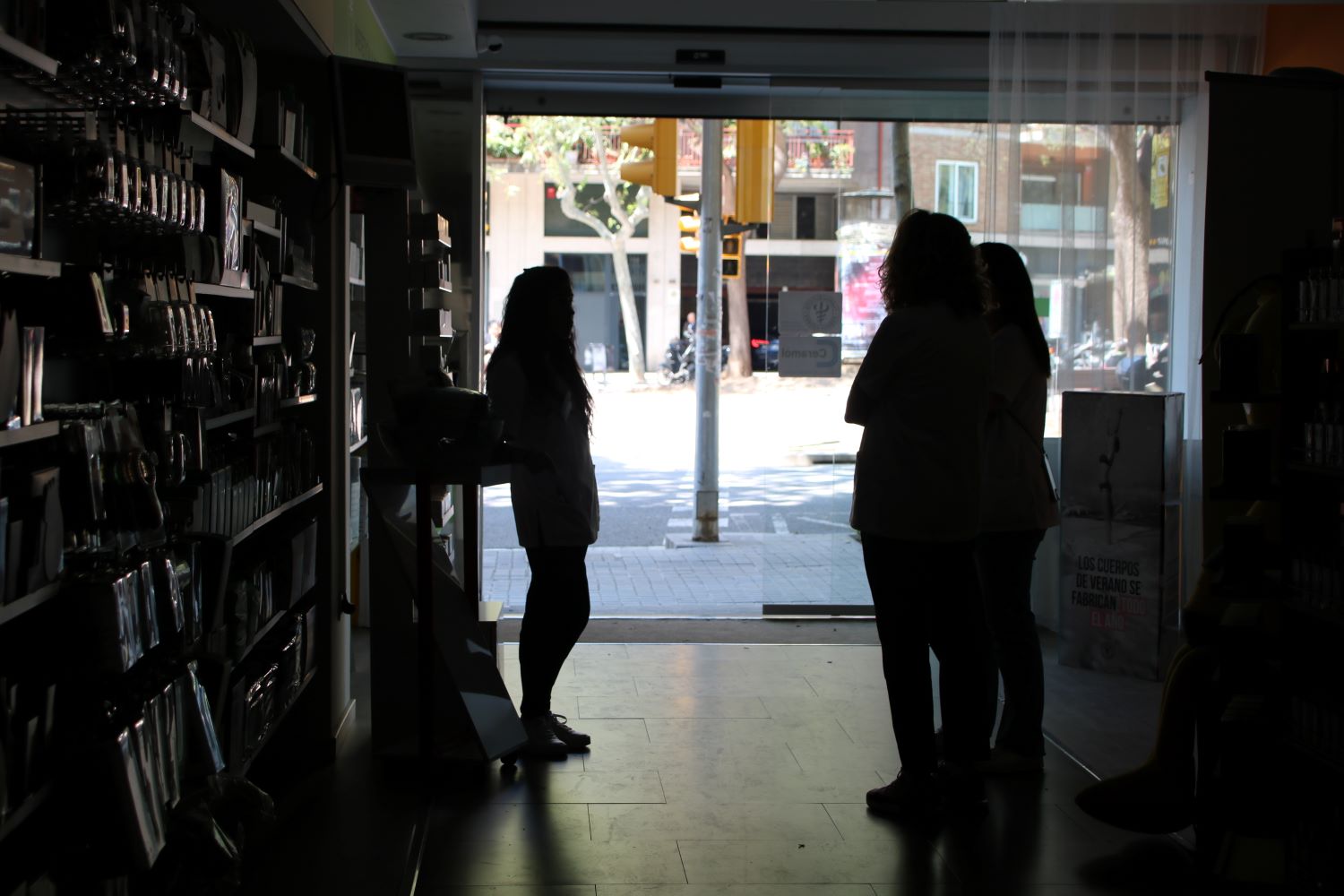 Un comerç de Barcelona a les fosques el dia de l'apagada. Un comerç de Barcelona a les fosques el dia de l'apagada.