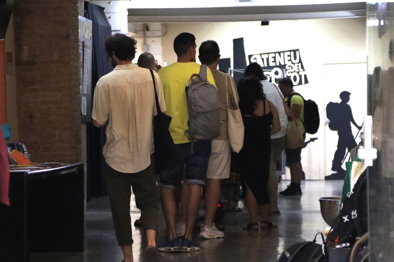 Personal esperant per entrar a la reunió de l'Assemblea Educativa de Catalunya.