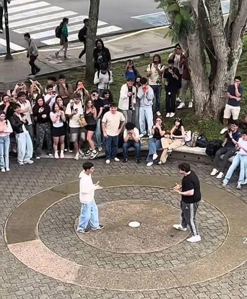 Joves fent una baralla d'"aura"