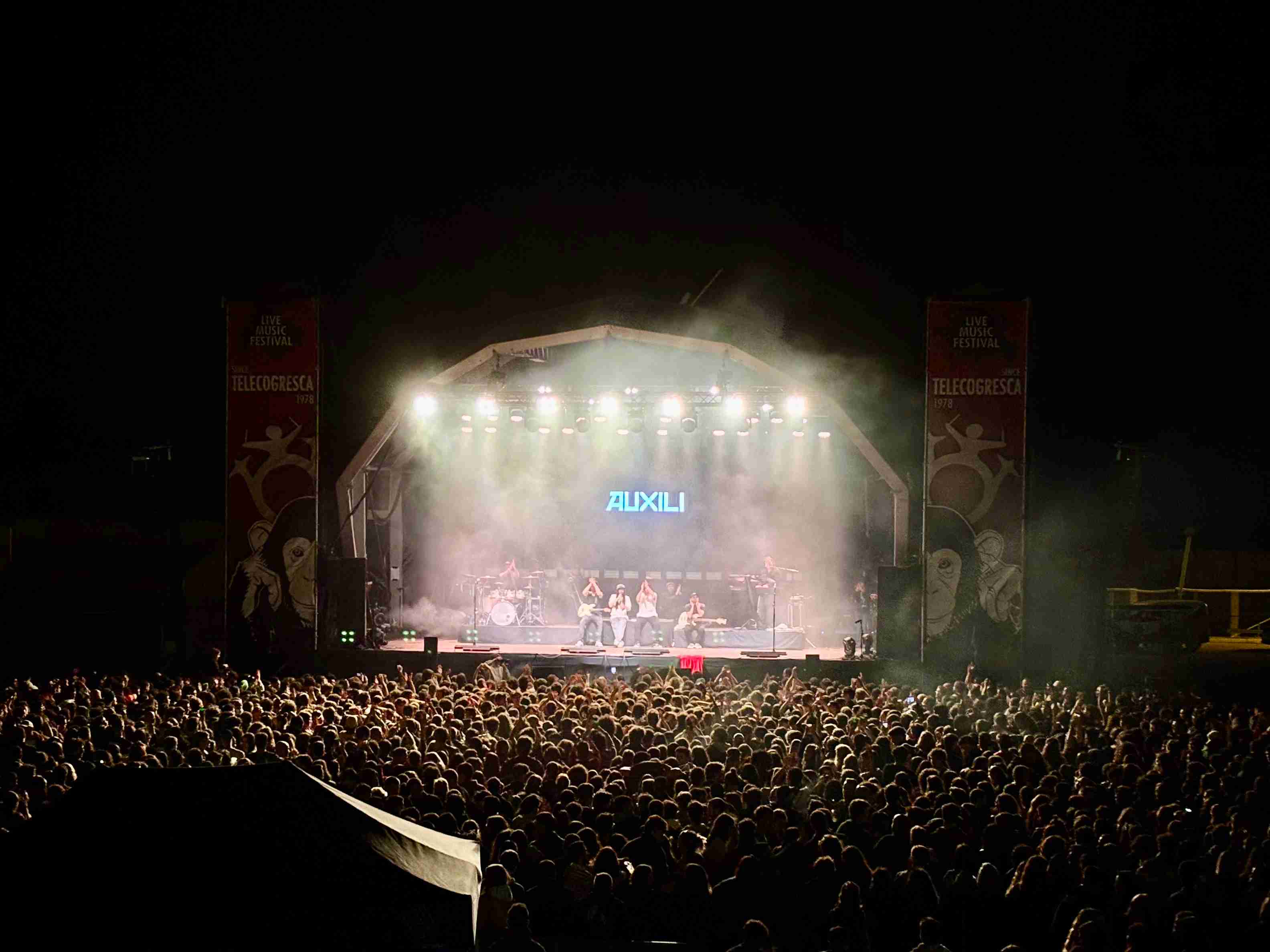 Els Auxili, donant les gràcies al públic un cop finalitzat el seu concert Els Auxili, donant les gràcies al públic un cop finalitzat el seu concert