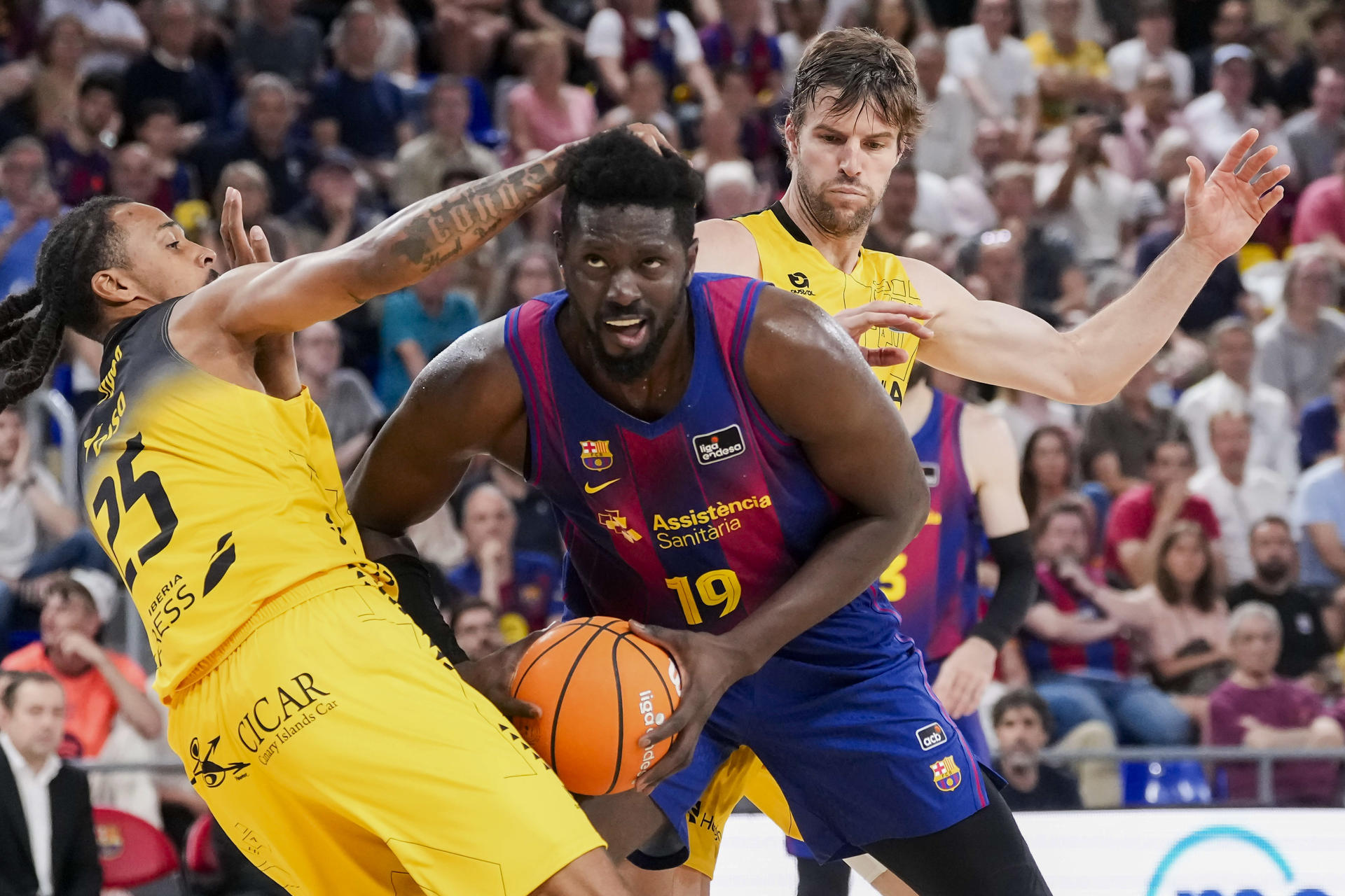 Youssoupha Fall (c), entrant a cistella durant el primer partit del playoff entre el Barça Basket i La Laguna Tenerife
