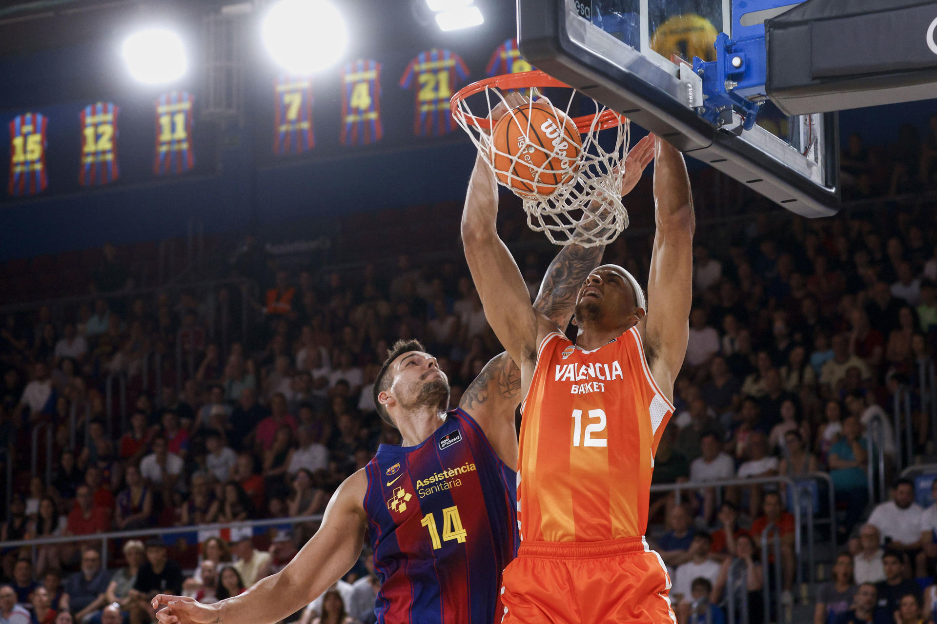 Sako (d), anotant una esmaixada contra Hernangómez (e), durant el partit d'aquest diumenge