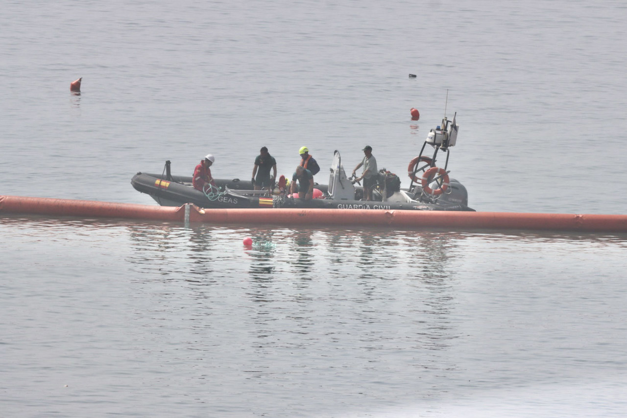 Moment de la instal·lació de la barrera flotant a la platja del Tarajal, a Ceuta.