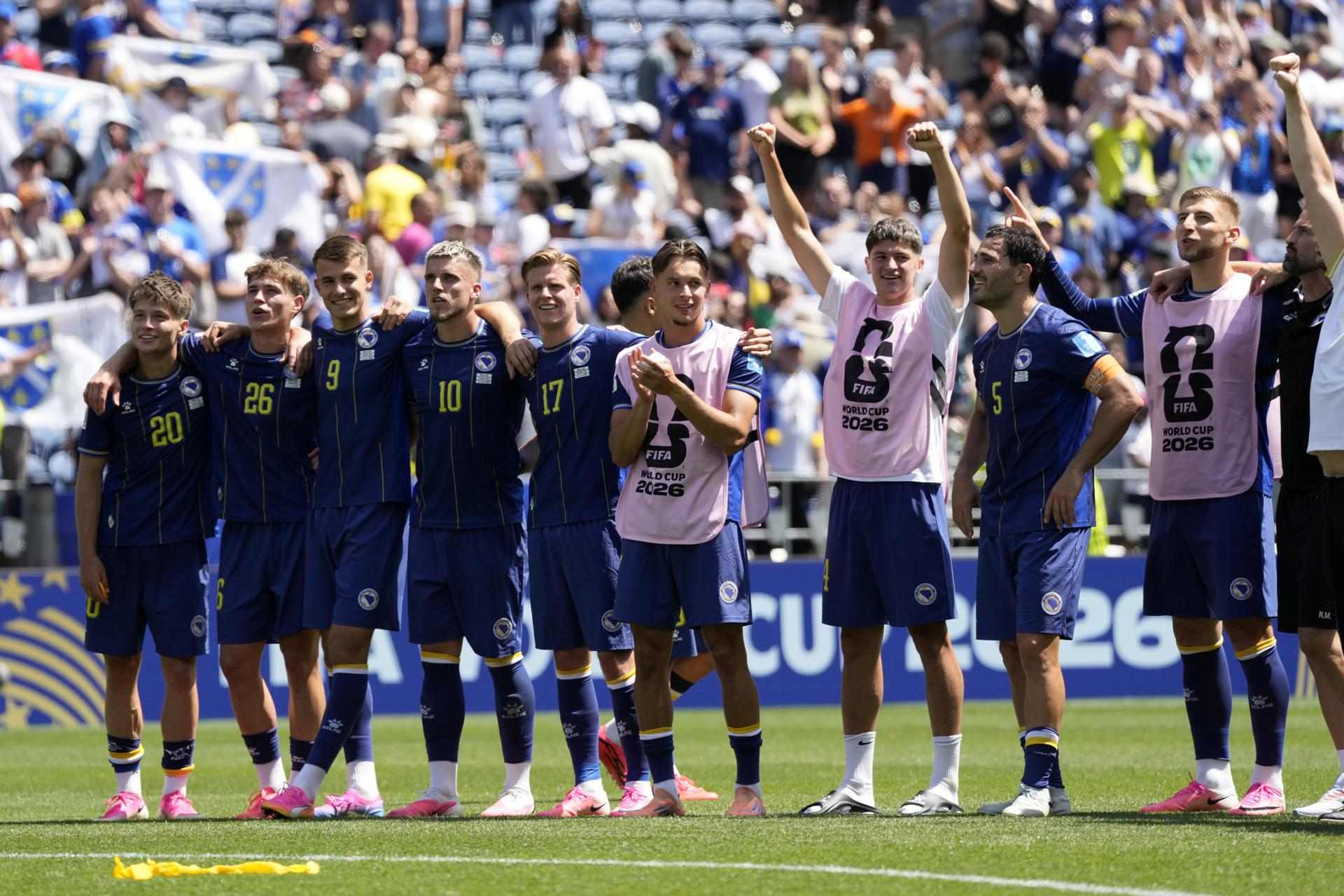 Els jugadors bosnians celebren la victòria contra Qatar al seu darrer partit de la fase de grups del Mundial 2026 a Seattle, Estats Units