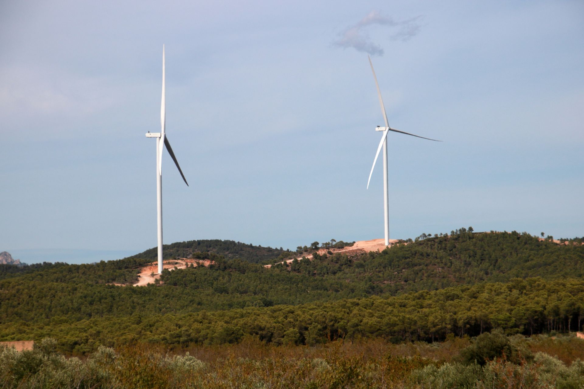 Dos aerogeneradors del projecte de repotenciació del parc eòlic Les Colladetes del Perelló Dos aerogeneradors del projecte de repotenciació del parc eòlic Les Colladetes del Perelló