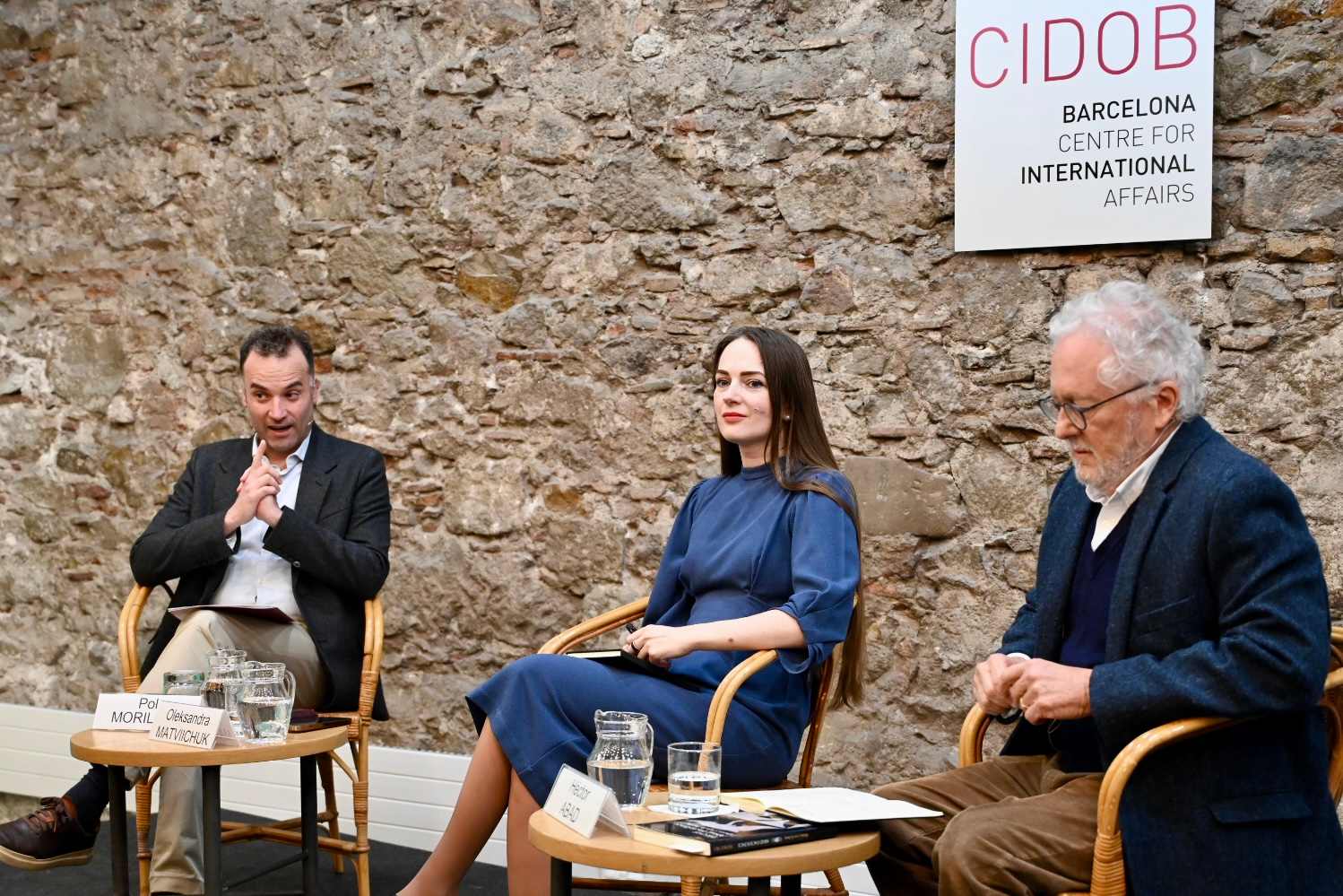 El director del CIDOB, Pol Morillas; l'advocada i activista ucraïnesa, Oleksandra Matvitxuk; i l'escriptor colombià, Héctor Abad Faciolince, a la conferència d'aquest dimecres El director del CIDOB, Pol Morillas; l'advocada i activista ucraïnesa, Oleksandra Matvitxuk; i l'escriptor colombià, Héctor Abad Faciolince, a la conferència d'aquest dimecres