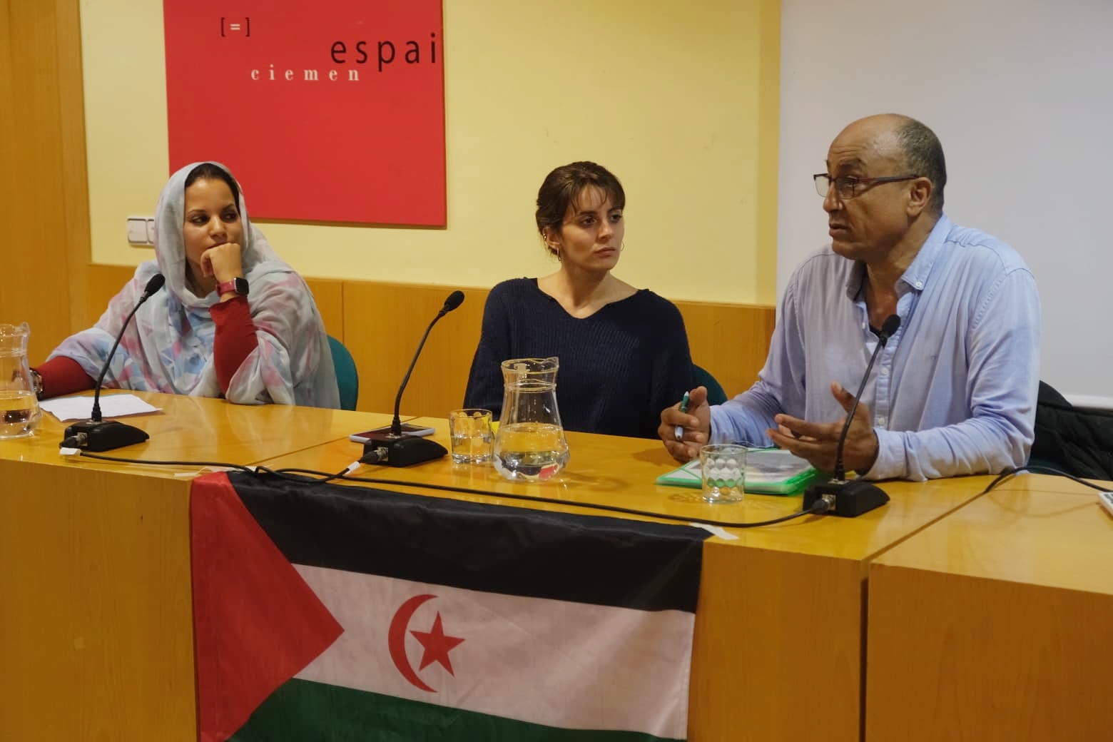 Najat Braim, Marta Rosique i Mohamed Salem Laabeid, ponents de la xerrada “50 anys d’ocupació al Sàhara Occidental” a l’espai CIEMEN, Barcelona Najat Braim, Marta Rosique i Mohamed Salem Laabeid, ponents de la xerrada “50 anys d’ocupació al Sàhara Occidental” a l’espai CIEMEN, Barcelona