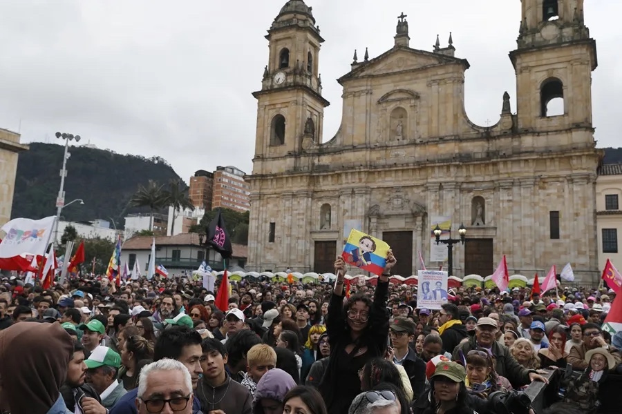 Simpatitzants durant el tancament de la campanya d’Iván Cepeda, candidat del partit Pacto Histórico, a Bogotá. (EFE / Carlos Ortega)