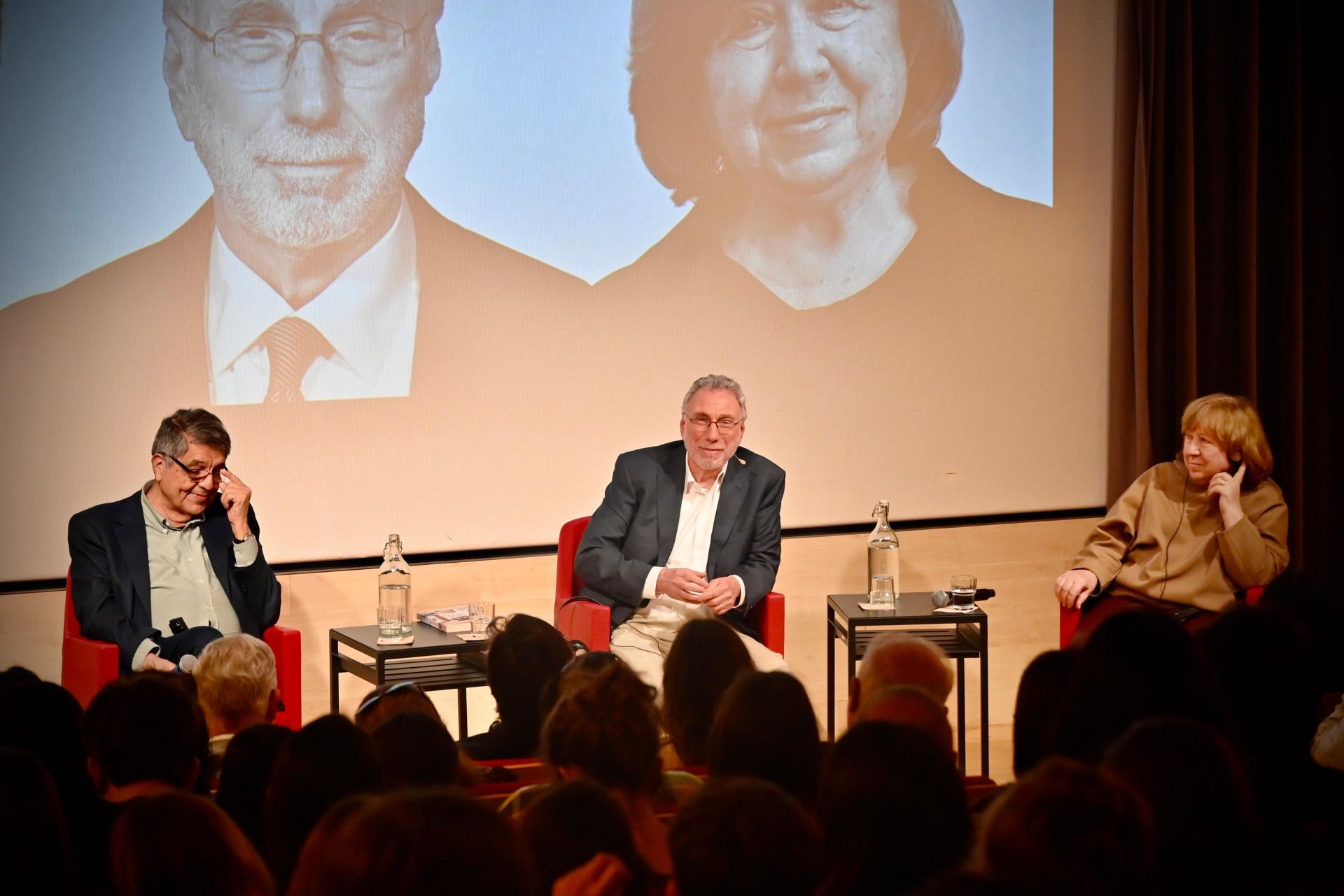 Els guanyadors del premi Ortega y Gasset 2026 al campus del Poblenou (d'esquerra a dreta: Sergio Ramírez, Martin Baron i Svetlana Aleksiévitx)