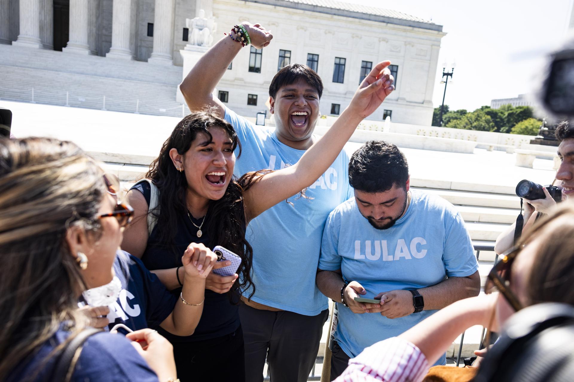 Diverses persones celebren la decisió del Tribunal Suprem a l'exterior de l'edifici