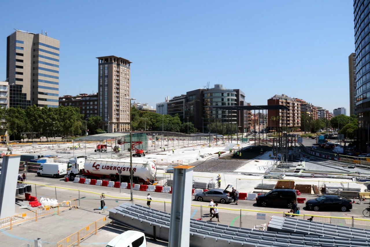 Les obres de la plaça dels Països Catalans, davant de l'estació de Sants de Barcelona