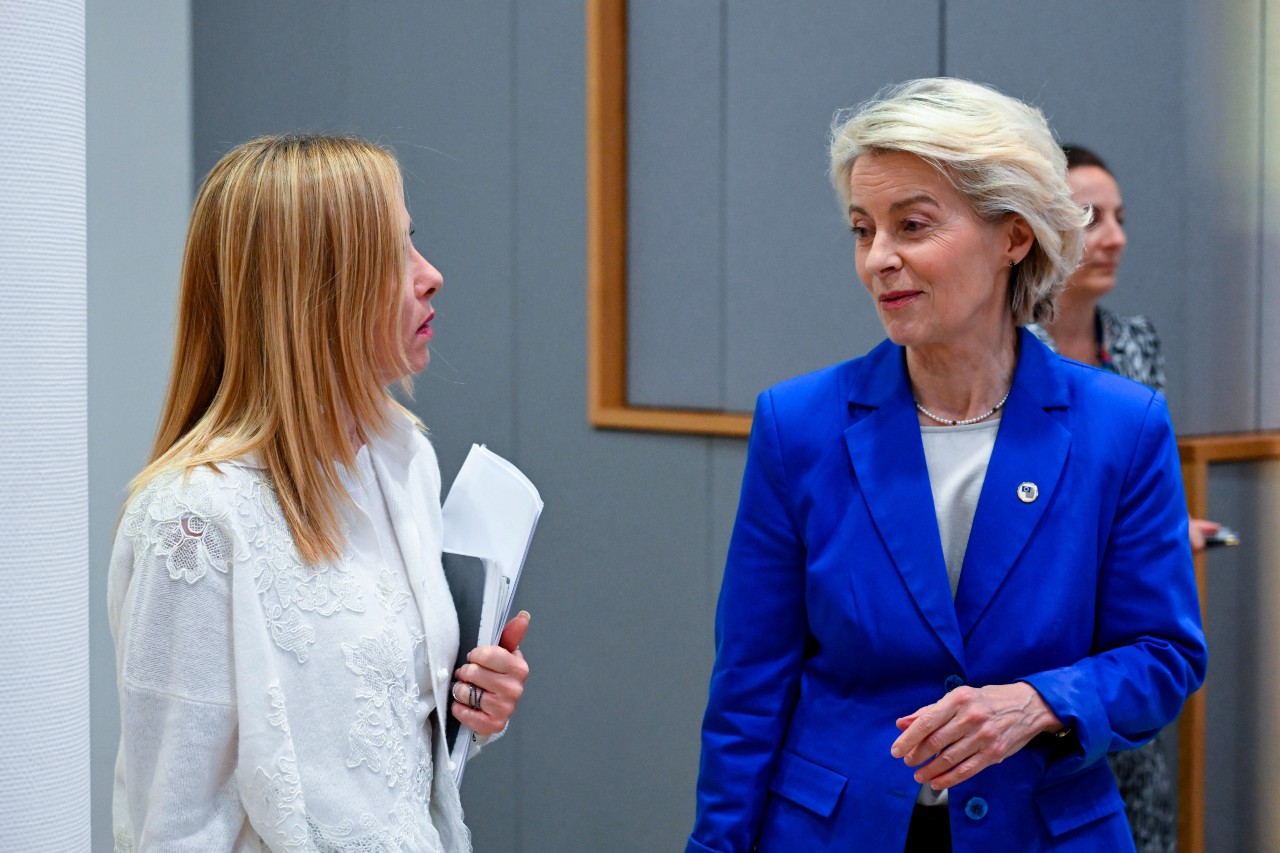 La primera ministra italiana, Giorgia Meloni, conversant amb la presidenta de la Comissió Europea, Ursula Von der Leyen. Autoria: ACN.