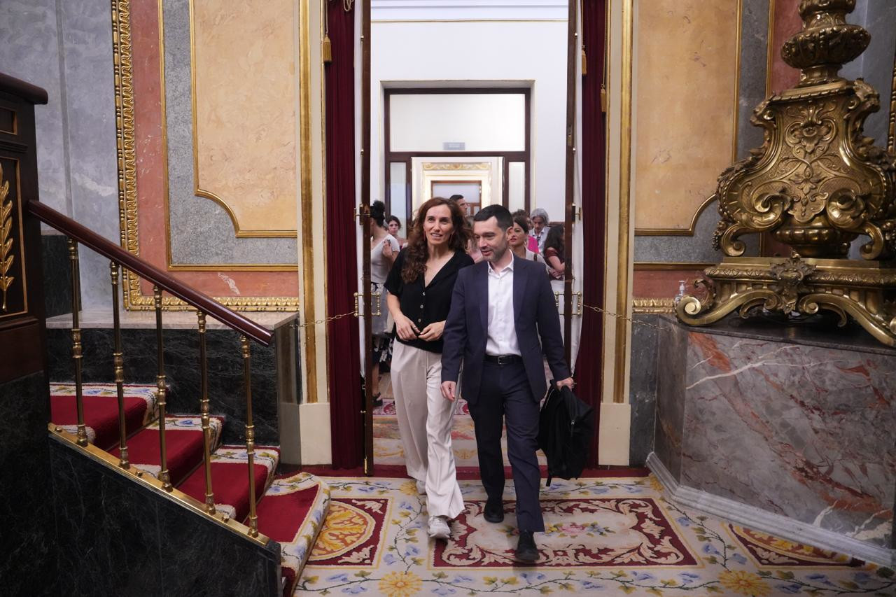 Els ministres Mónica García i Pablo Bustinduy al Congrés per la compareixença del president del govern espanyol, Pedro Sánchez, per donar explicacions sobre els casos de corrupció que esquitxen el PSOE Els ministres Mónica García i Pablo Bustinduy al Congrés per la compareixença del president del govern espanyol, Pedro Sánchez, per donar explicacions sobre els casos de corrupció que esquitxen el PSOE