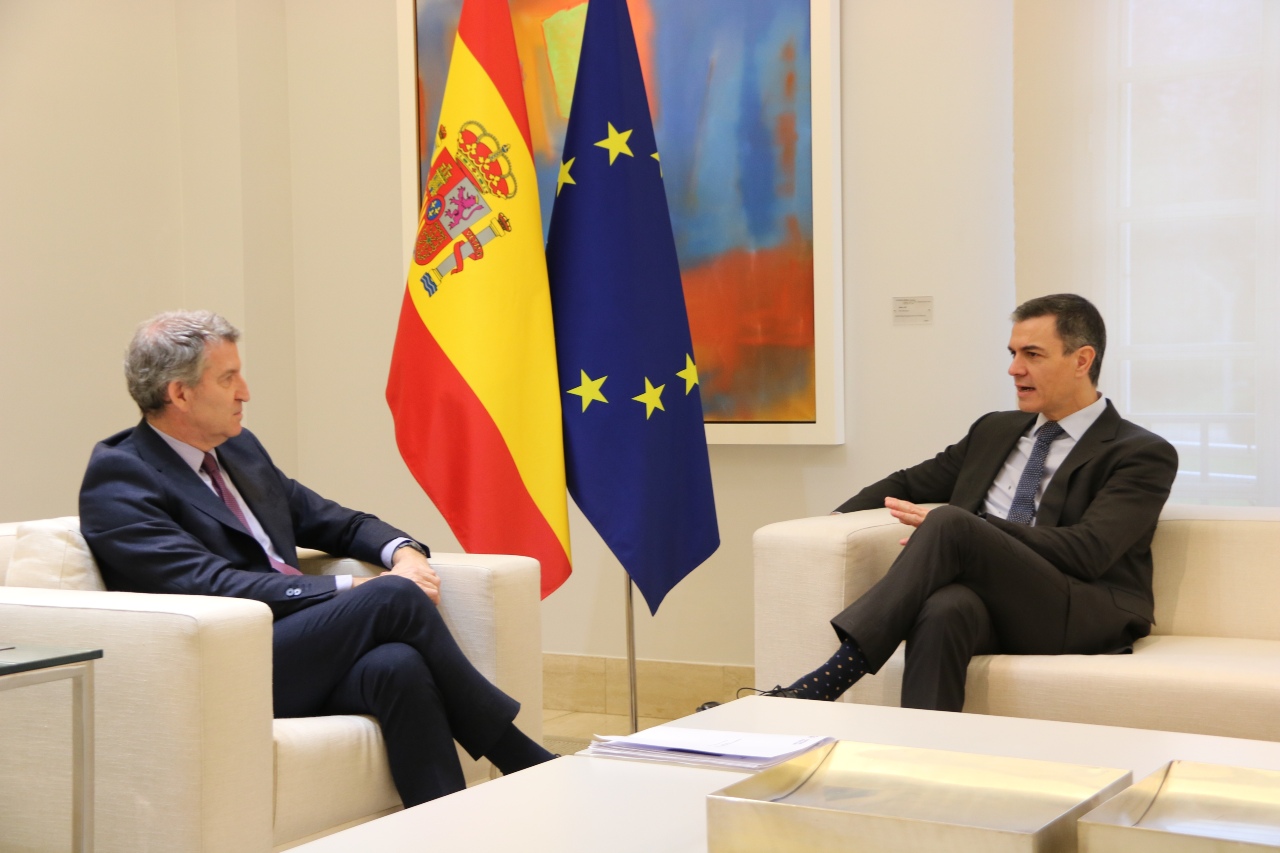 El president espanyol, Pedro Sánchez, i el líder del PP, Alberto Núñez Feijóo, aquest dijous a la Moncloa.