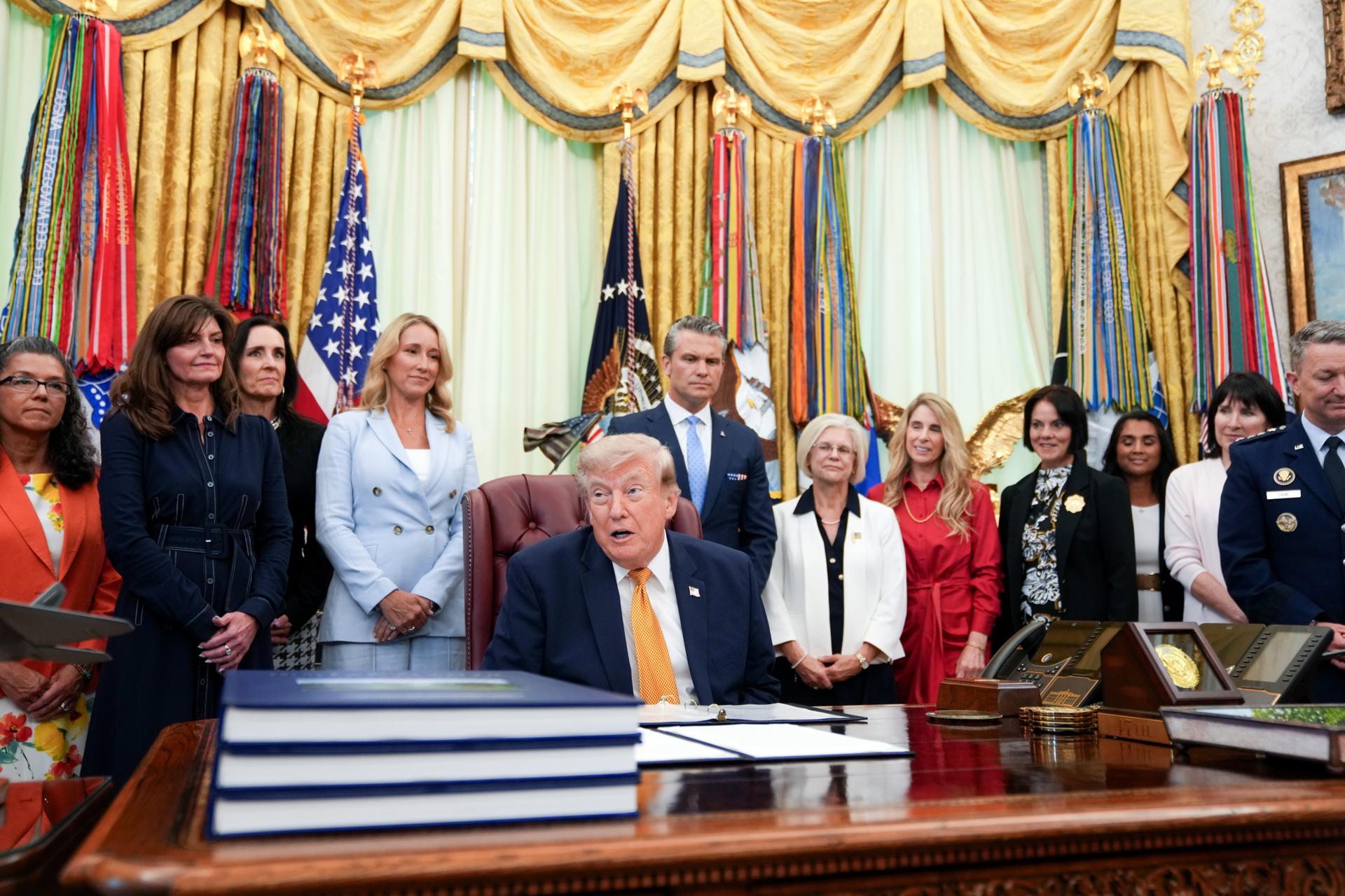 El president dels Estats Units, Donald Trump, amb el secretari de Defensa Pete Hegseth (dreta) i la seva dona Jennifer Hegseth (esquerra) El president dels Estats Units, Donald Trump, amb el secretari de Defensa Pete Hegseth (dreta) i la seva dona Jennifer Hegseth (esquerra)