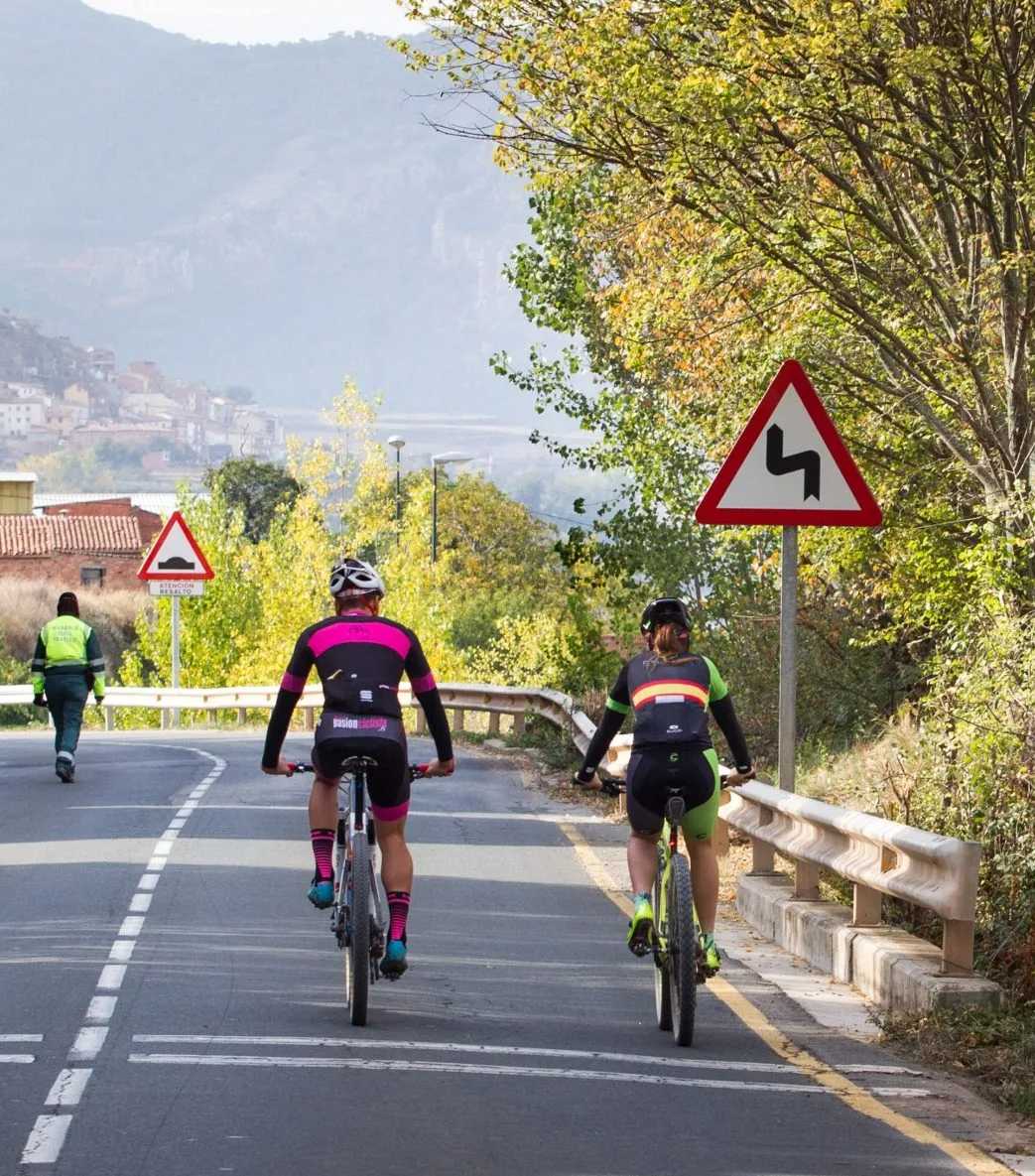 Dos ciclistes en una carretera