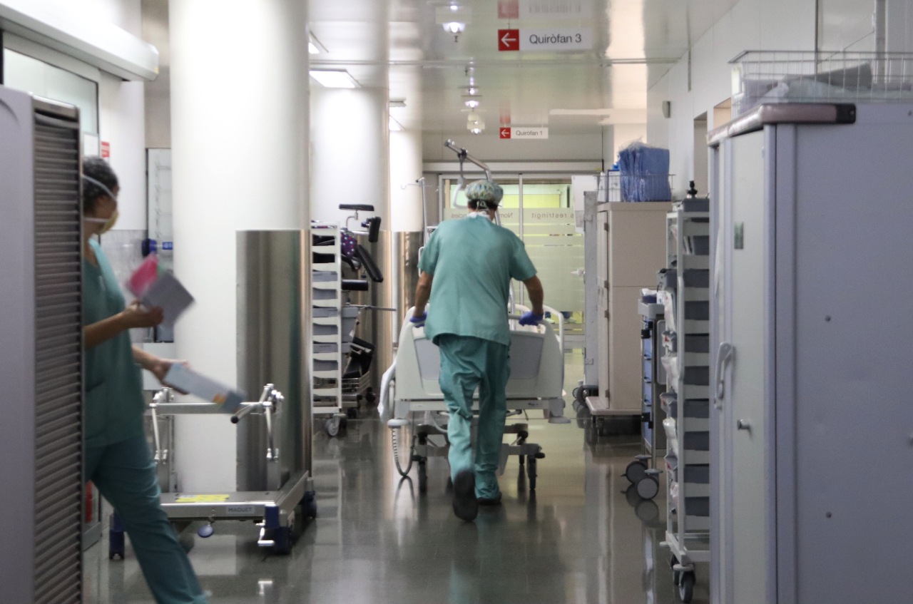 Un zelador al passadís del bloc quirúrgic de l'Hospital de Sant Pau de Barcelona