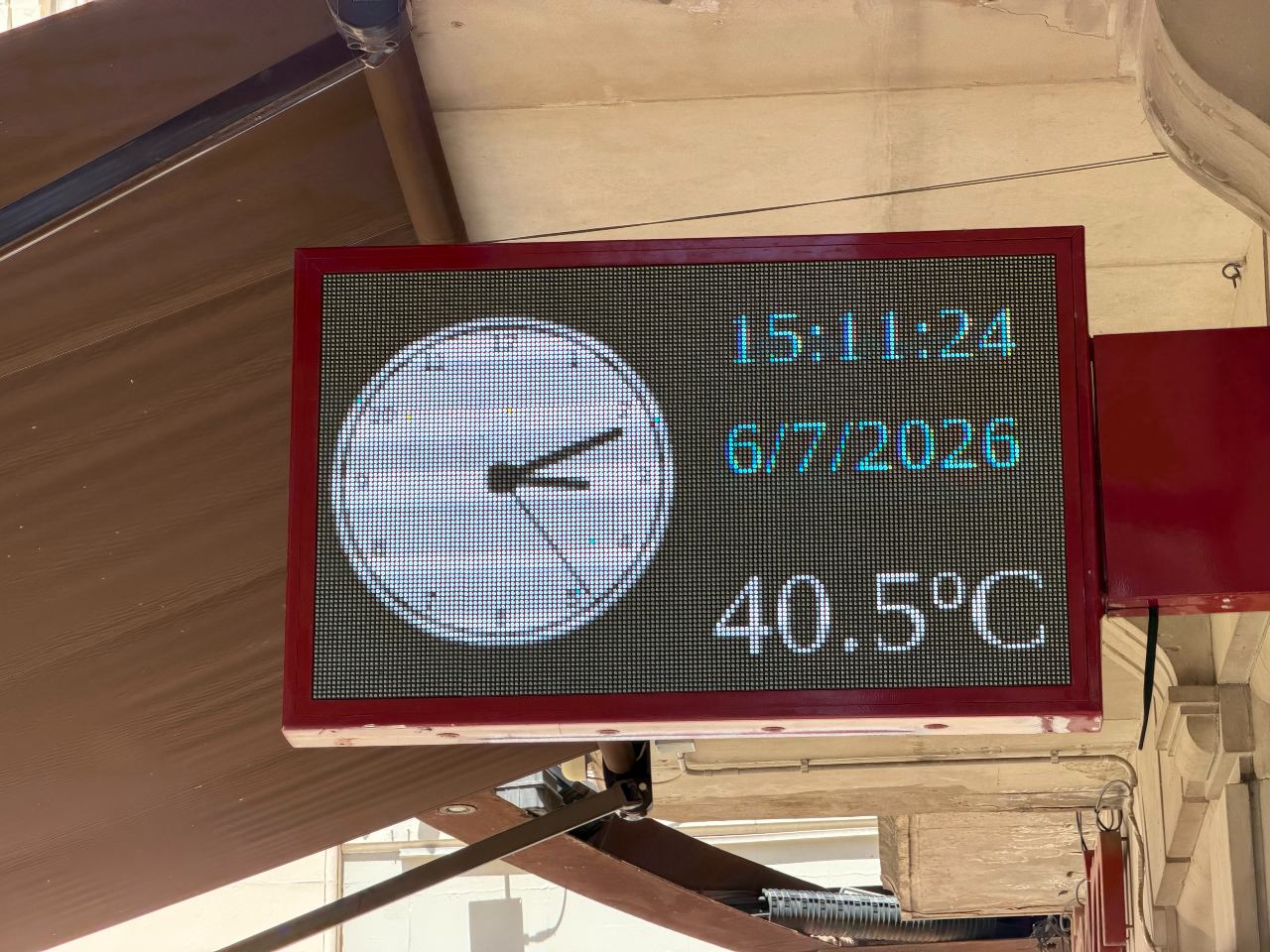 Un termòmetre de carrer marca 40,5 graus a Lleida Un termòmetre de carrer marca 40,5 graus a Lleida