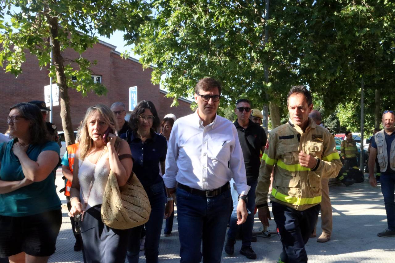 El president de la Generalitat, Salvador Illa, amb el cap dels Bombers, David Borrell, arribant a La Bisbal d'Empordà