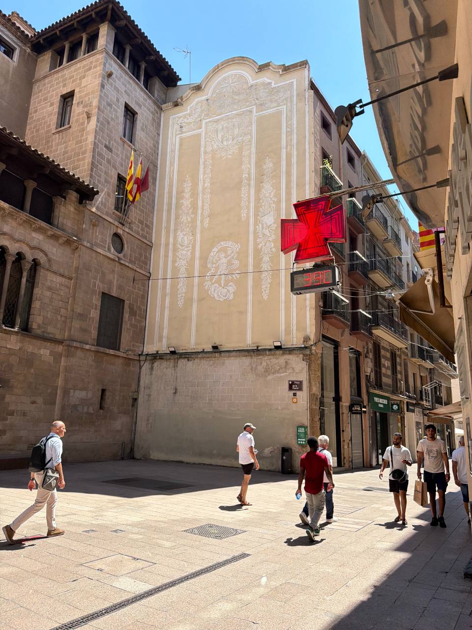 Un termòmetre marca 39 graus a la Plaça de la Paeria de Lleida Un termòmetre marca 39 graus a la Plaça de la Paeria de Lleida