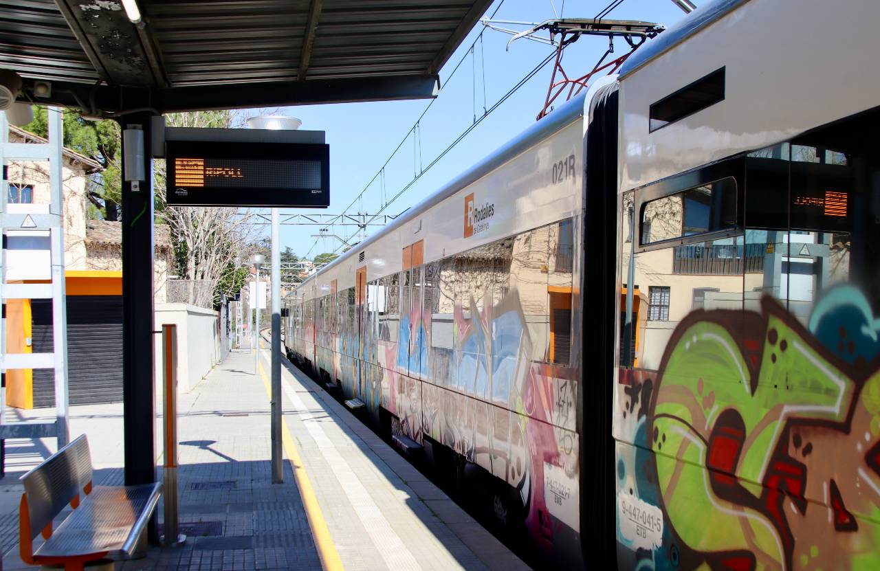 El tren de la línia R3 direcció Ripoll a l'estació de Centelles El tren de la línia R3 direcció Ripoll a l'estació de Centelles
