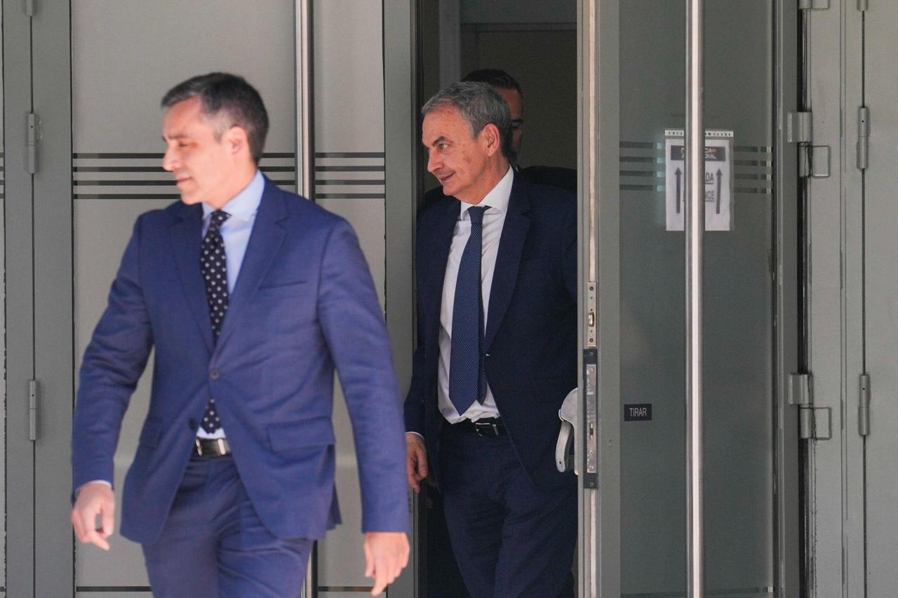 Zapatero sortint de l'Audiència Nacional