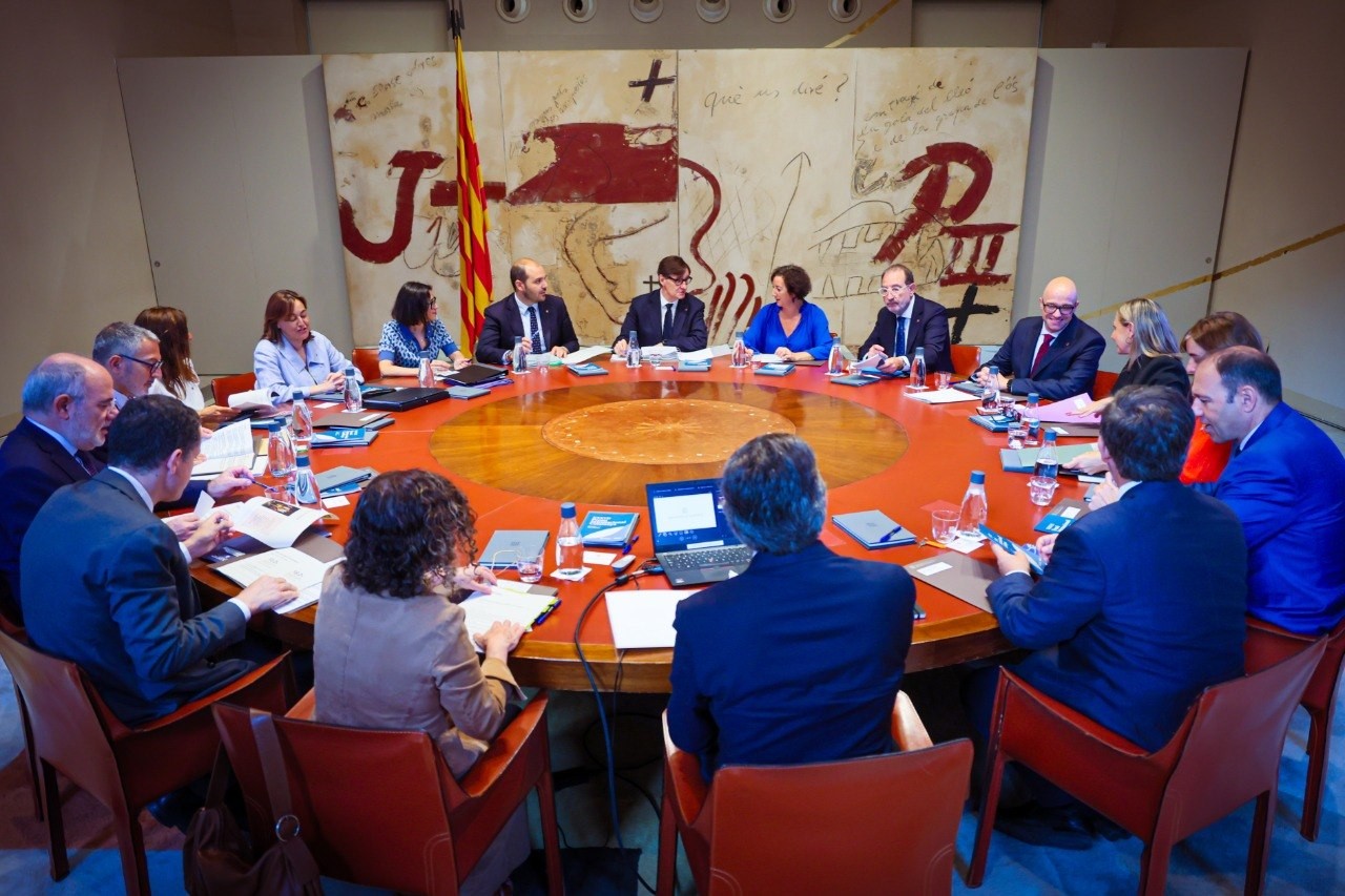 El president de la Generalitat, Salvador Illa, presidint la reunió del Consell Executiu amb els consellers del govern
