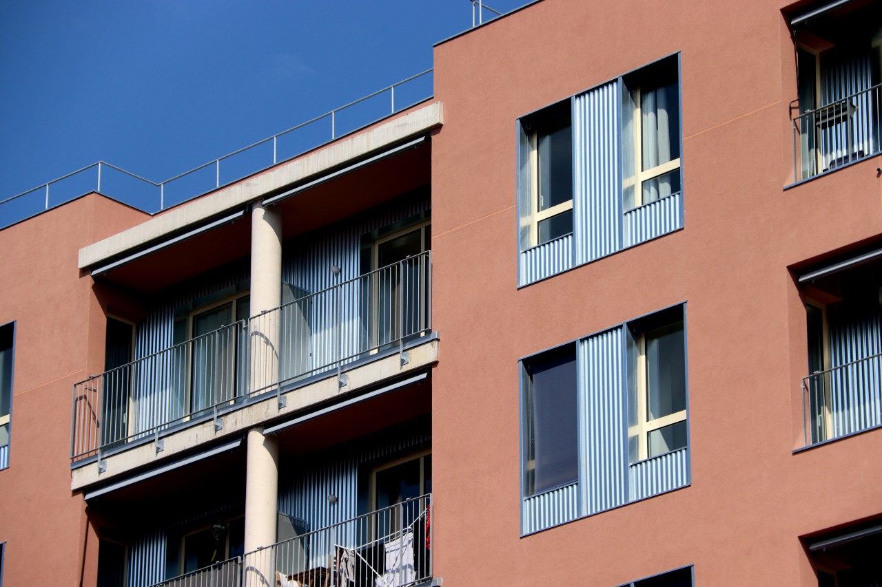Detall d'un balcó d'un edifici d'habitatge de protecció oficial (HPO) al Masnou, amb desenes de pisos per a llogar i d'altres a la venda.