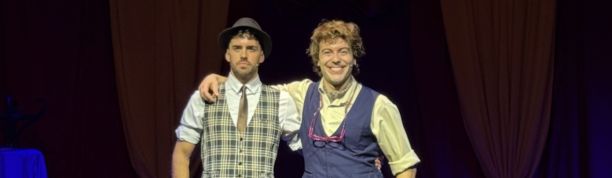 Dídac Flores i Mikel Herzog Jr a l'escenari durant el passi gràfic de l'obra