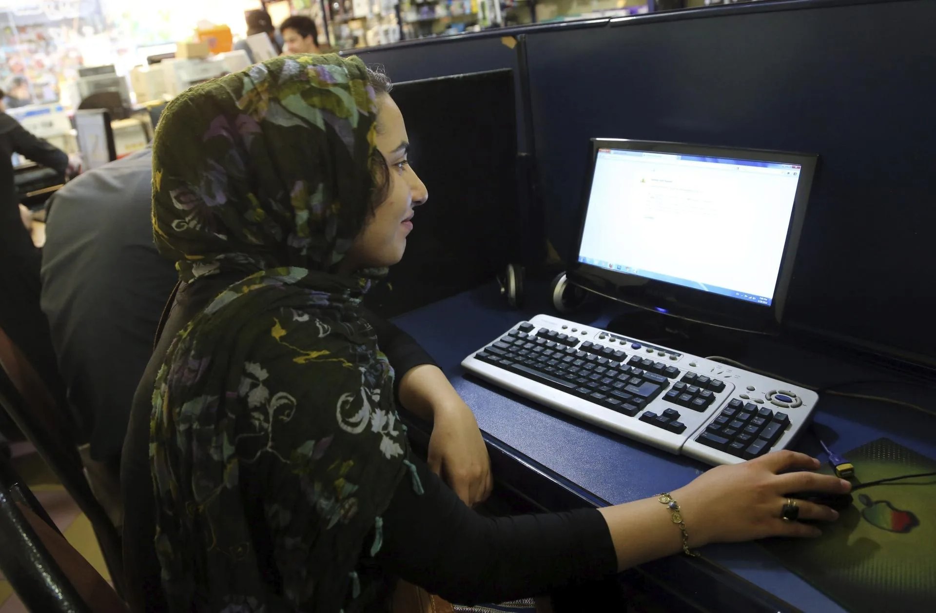Una dona accedeix a internet des d’un ordinador a Teheran, l'Iran.