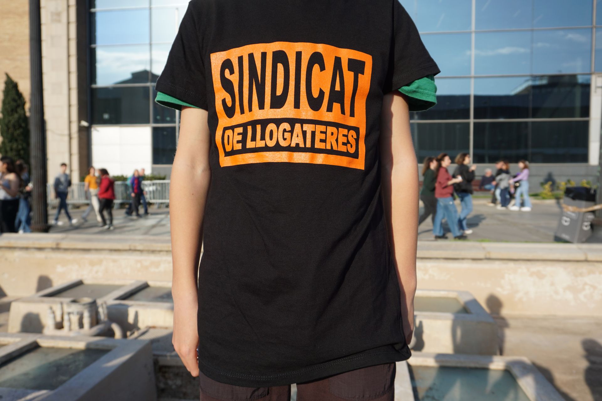 Un nen vesteix amb una samarreta del Sindicat de Llogateres