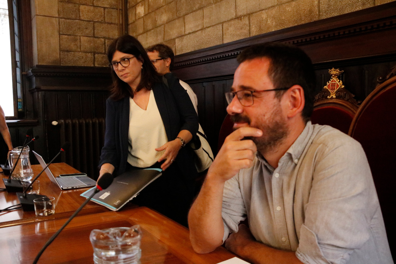 Gemma Geis arribant al ple de Girona i seient al costat de l'alcalde, Lluc Salellas, aquest dilluns Gemma Geis arribant al ple de Girona i seient al costat de l'alcalde, Lluc Salellas, aquest dilluns