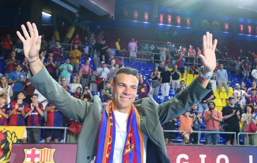 Sergio Lozano saludant al Palau en la retirada de la seva samarreta