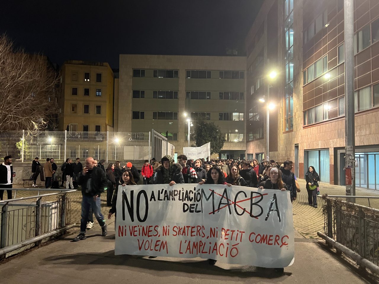 Manifestació en contra de l'ampliació del MACBA pels carrers del Raval de Barcelona, el febrer de 2025.